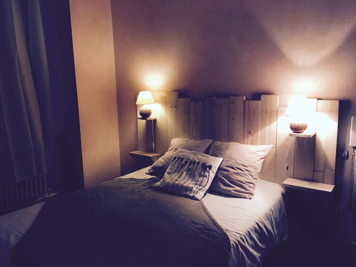 Hotel Restaurant Le Cheval Blanc Argentré-du-Plessis Room photo